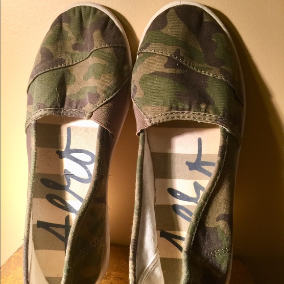 🧚‍♂️3/$30🧚‍♂️ pull on army print loafers! - Picture 1 of 2